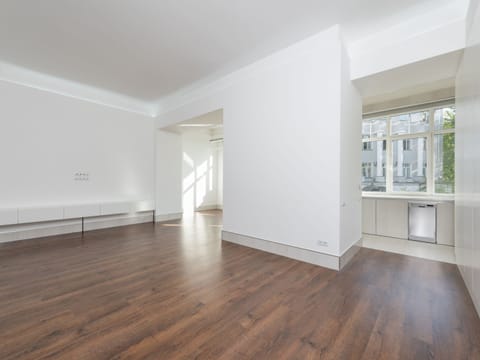 Leere Wohnung mit hellem Holzboden nach der Entrümpelung